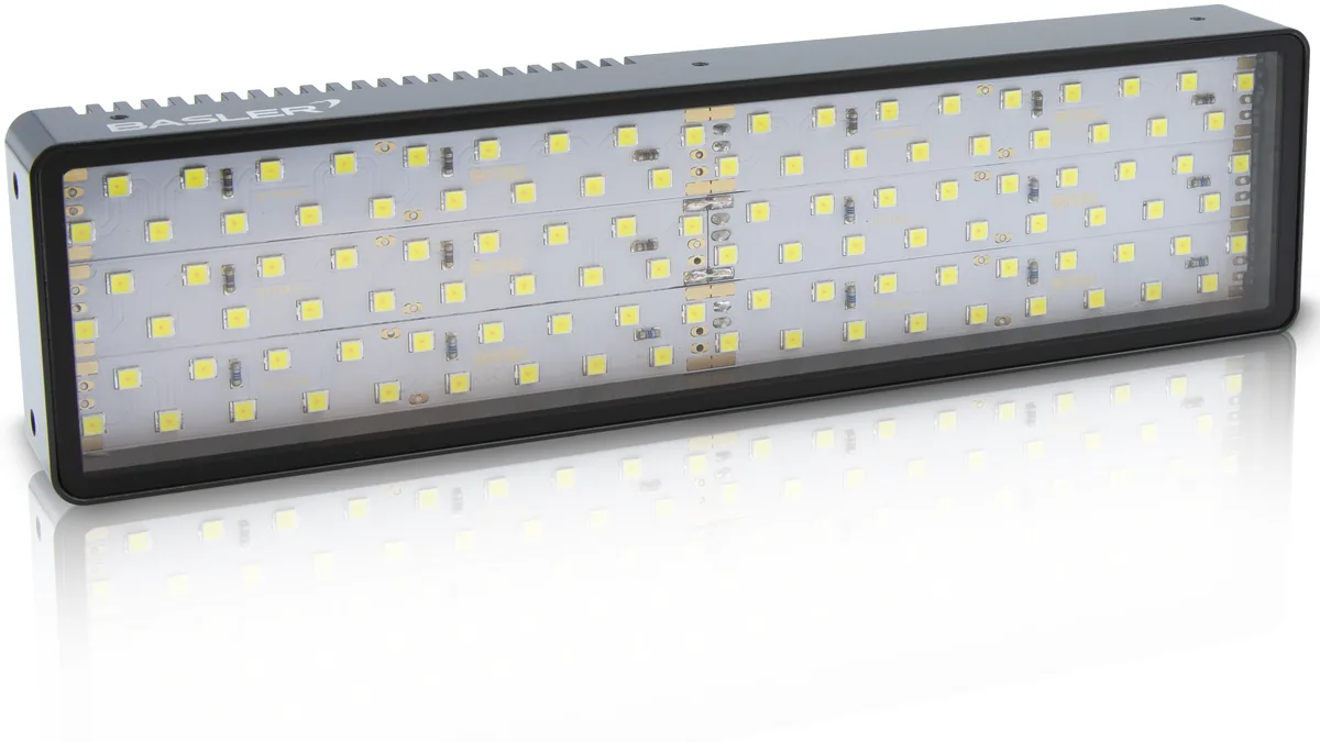 Đèn bar light Basler dạng thanh dài với nhiều hàng LED trắng, vỏ nhôm đen